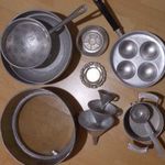 Alumínium konyhafelszerelések, vájling, kis lábos, szűrök, tölcsérek, szita, daráló, tojássütő, teafőző, stb. fotó