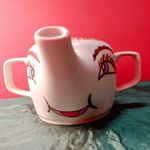 Kétfülű itató bögre 'Mese mintával' kézzel festet, jelzett, szignált fehér porcelán. kb. 14x8 cm fotó