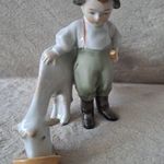 Zsolnay porcelán Kecskét itató fiú fotó