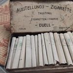 Antik cigarettás fémdoboz tele cigarettával fotó