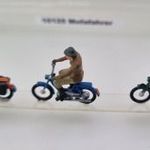 KF116 H0 1: 87 Preiser 10125 Robogósok, kismotor figura készlet fotó