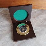 Iránytű, mahagóni színű fa diszdobozban, asztali dísz is, elegáns darab fotó