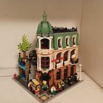 Lego ICONS 10297 - Boutique Hotel City Modular fotó
