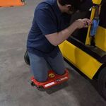 Gurulós térdelő csavartartóval fotó