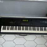 Roland XP-80 Music Workstation szintetizátor kemény tokban, állvánnyal és pedálokkal fotó