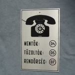 régi telefonos fémtábla retro telefonszám tábla mentők tűzoltók rendőrség telefon tábla fotó