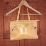 Halvány sárga színű rövid pántos, indiai bőr női kézi táska méretei: 20x30x7 cm, pánt 24 cm magas fotó