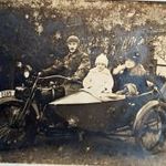 Harley Davidson (USA) oldalkocsis motorkerékpáron ülő család 1920-as évek, fotóképeslap fotó