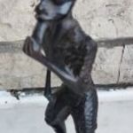 régi faragott Afrikai fa szobor banán evő férfi figura olcsón eladó fotó