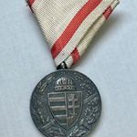 Horthy Magyar Háborús Emlékérem kardokkal és sisakkal kitüntetés eredeti szalag BRONZ Ritka fotó