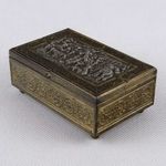 1W306 Régi fém ékszertartó dobozka barokk jelenettel 9.7 x 6 x 4 cm fotó