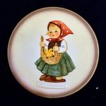 LÁNY EGY KÖTÉNY CSIBÉVEL ... HUMMEL - GOEBEL PORCELÁN DÍSZ KISTÁNYÉR fotó