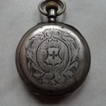 Ezüst zsebóra nyilaskeresztes bevéséssel, monogrammal. fotó
