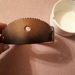 Fehér porcelán hamutartó bőr tokban fotó