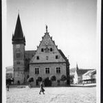 Bártfa főtere a városházával, háttérben a Szent Egyed templom, Bártfa, Felvidék, utcakép, Horthy-... fotó