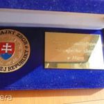 Szlovák rendőrségi emlékplakett dobozában /kíválló bűnügyi munkáért/ fotó