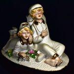 MEGPIHENŐ SZERELMESEK ... ARANYOZOTT BISQUIT PORCELÁN SZOBOR FA TALPAZATTAL X fotó
