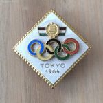 1964. Tokiói Olimpia aranyozott, zománcozott magyar részvételi jelvény aUNC fotó