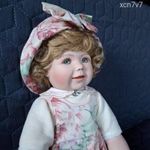 Chelsea a kis ülő porcelán baba fotó