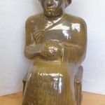 Gudea, a Mezopotámiai Lagash hercege. Ülő alakos kerámia szobor. Jelzett fotó