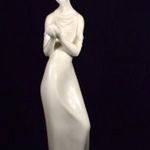 LÁNY KEZÉBEN RÓZSA ... HÓFEHÉR ROYAL DOULTON PORCELÁN SZOBOR X fotó