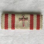 1VH Vöröskereszt Díszjelvény hadiékítmény nélkül miniatűr szalagsáv 1Ft NMÁ fotó