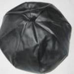 fekete mű bőr sapka körméret 51-60 cm fotó