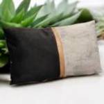 fekete ekrü bársony párna arany mintával 50x30 cm fotó