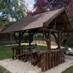 Kerti pavilon tömör fából asztal padokkal tetővel - Használt fotó
