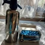 Liss oxigénszifon egy doboz üres patronnal fotó