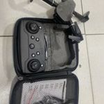 Drón, telefontartó kontrollerrel fotó