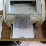 HP LJ-1020 lézernyomtató kábelekkel fotó