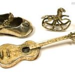 3 DB EZÜST MINIATÚRA FIGURA : CIPŐ , GITÁR ÉS HINTALÓ X fotó