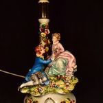 CAPODIMONTE UDVARLÁS JELENETTEL PORCELÁN ASZTALI LÁMPA X fotó