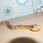 sivatagi királykobra kígyó homokkal töltött állat játék fotó