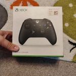 Microsoft xbox one kontroller dobozával fotó