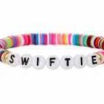 Színes Taylor Swift "Swiftie" karkötő fotó