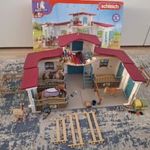 Schleich Horse Club (42567) - Lovas központ játékszett (lovarda lovakkal) fotó