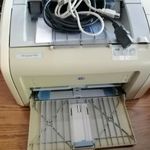 HP LJ-1020 lézernyomtató kábelekkel fotó