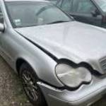 Mercedes-Benz C 180 alkatrészek eladó fotó