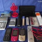 Szekrényürítés - Retro Samsung és Nokia mobiltelefonok lyukasztó tűzőgép szemüveg és egyéb vackok fotó
