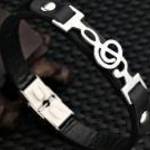 Violinkulcs zenei motívumos bőr és rozsdamentes acél uniszex karkötő, 21 cm - Maria King fotó
