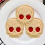 Halloween koponyás linzer kiszúró piros szemekkel – sütikinyomó fotó