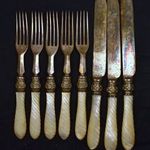 1870 KÖRÜL EZÜST BETÉTTEL ANTIK CSISZOLT ÉS FARAGOTT GYÖNGYHÁZ MARKOLATOS KÉS ÉS VILLA SZETT X fotó