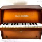 " GOLDON - GRANDIOSA " KISMÉRETŰ ZONGORA PIANINO - JÁTÉK NAGYON SZÉP HANGGAL (DRTT) fotó