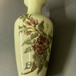 Zsolnay porcelán díszváza a "Zsolnay Exclusive" sorozatból némi szocreál felhanggal fotó