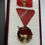 Munka Vörös Zászló Érdemrend 1957-1991, dobozában szalagsávval fotó