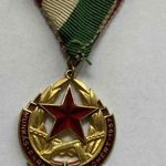Kommunista kitüntetés - MUNKÁS PARASZT HATALOMÉRT 1957 - eredeti szalagon - 1 Forint fotó