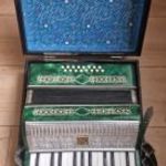 Eladó szovjet Malish retro harmonika, eredeti tokjában fotó