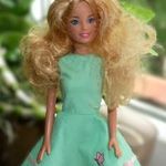 Barbie típusú baba és ruhái fotó